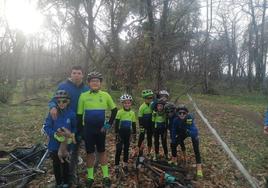 Algunos de los ciclistas ilipenses en Montánchez.