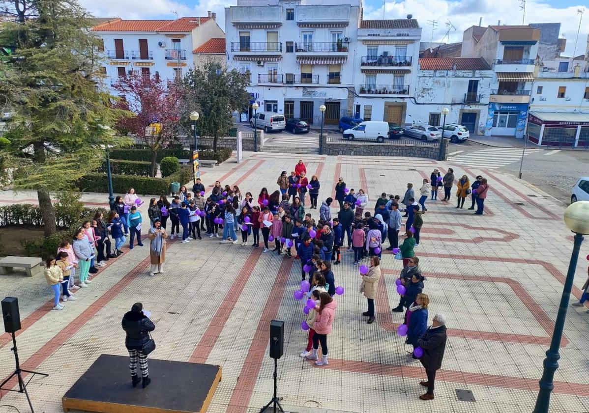 Imagen principal - Zalamea se viste de morado para celebrar el Día Internacional de la Mujer
