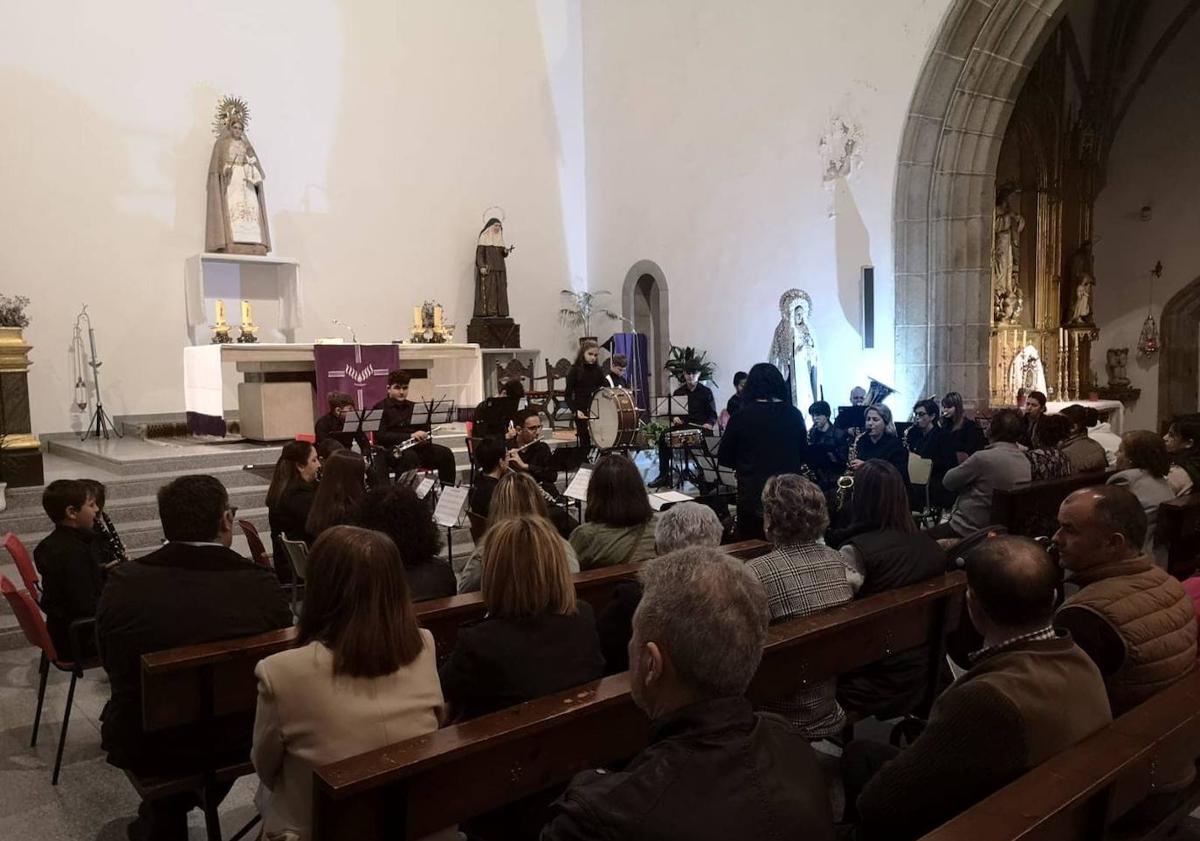 Imagen principal - La banda de música ilipense interpretó varias marchas procesionales durante su concierto sacro