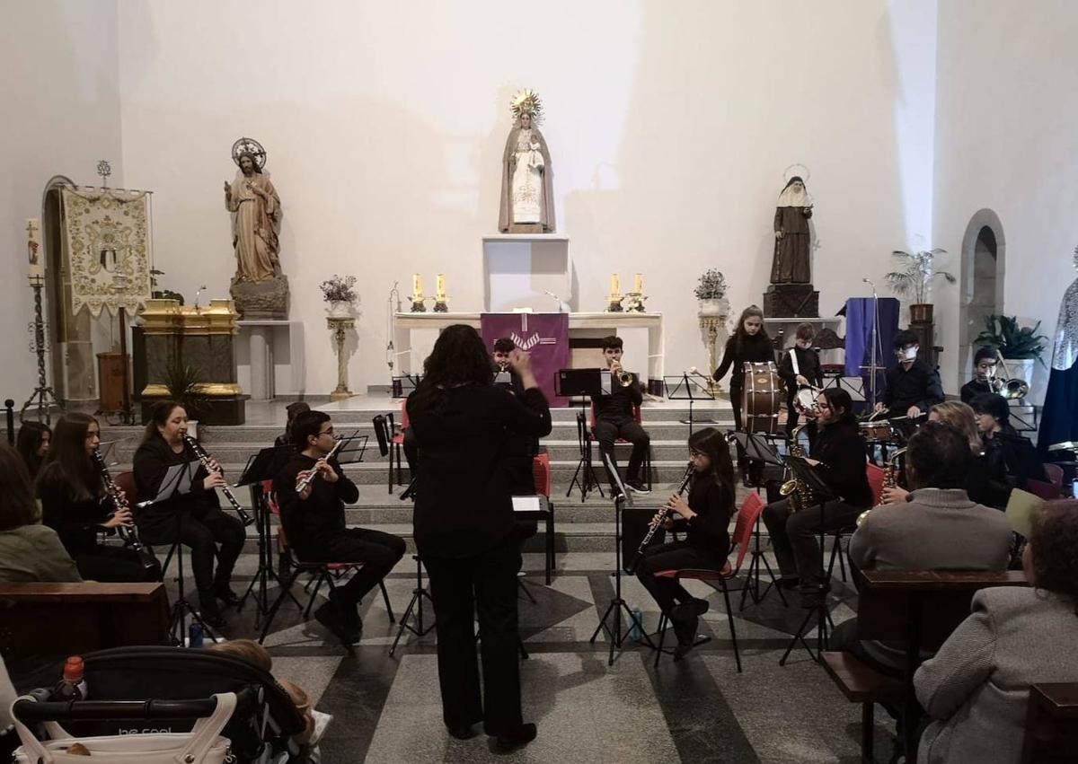 Imagen secundaria 1 - La banda de música ilipense interpretó varias marchas procesionales durante su concierto sacro