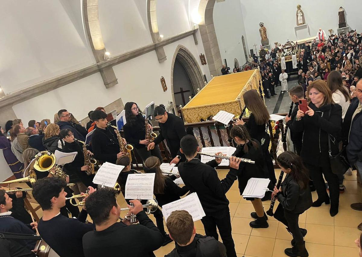 Imagen secundaria 1 - La procesión del Silencia ha sido la única a la que la lluvia permitió salir
