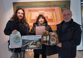 Entrega del premio a la familia que se ha convertido en el visitante 100.000 de Cancho Roano.