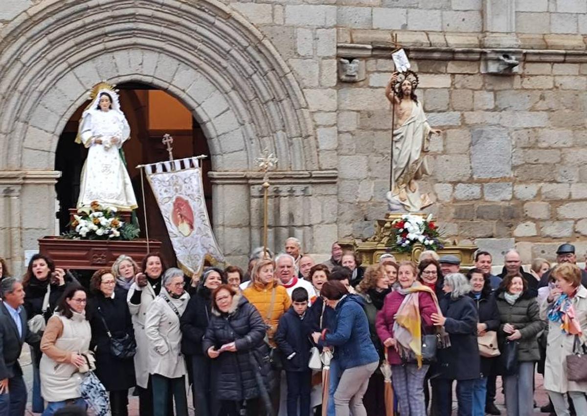 Imagen secundaria 1 - llegada de las procesiones a la iglesia.