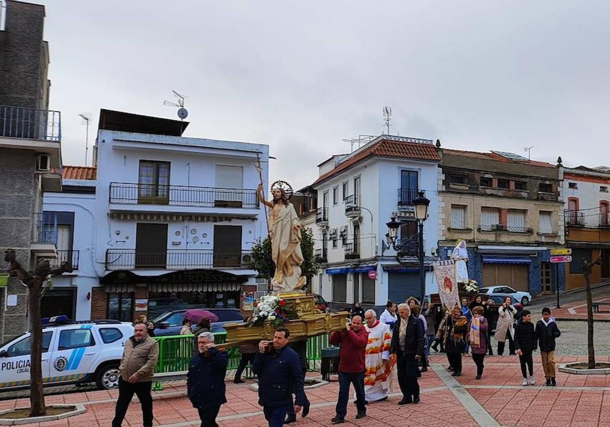 Imagen principal - llegada de las procesiones a la iglesia.