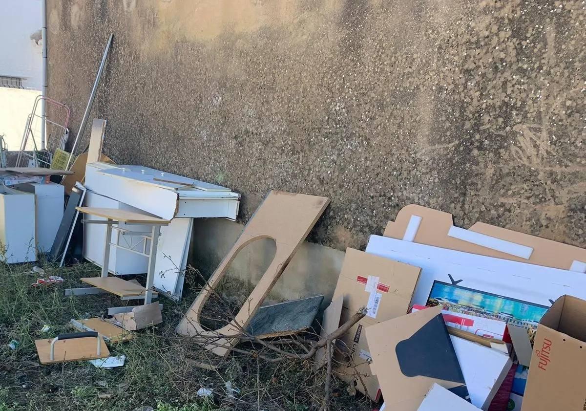 Imagen principal - El Ayuntamiento ilipense recuerda a los vecinos la importancia de mantener la localidad limpia