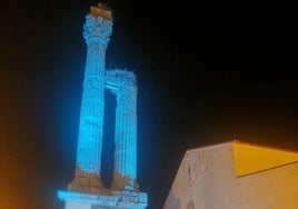 El Dystilo romano se ilumina de azul por la conmemoración del Día de la Lucha contra el Maltrato Infantil