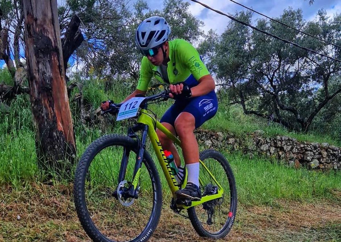 Imagen secundaria 1 - Los ciclistas de la AC Cancho Roano se lucieron en Zafra