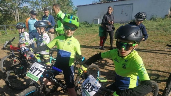 Los ciclistas de la AC Cancho Roano se lucieron en Zafra