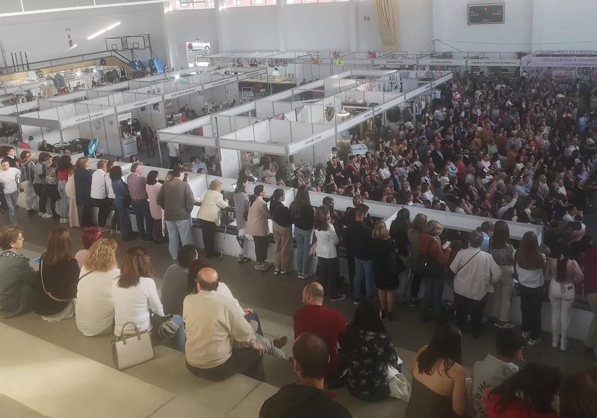 Imagen principal - Zalamea disfruta de su VII Feria del Comercio