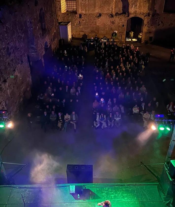 Imagen secundaria 2 - Juan Valderrama ofreció una velada única en el Castillo de Arribalavilla