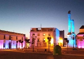 La Plaza de la Constitución iluminada de morado.