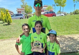 Cuatro de los ciclistas de la asociación ilipense tras la carrera.