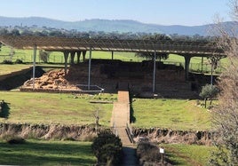 Vistas al yacimiento tartésico de Cancho Roano.