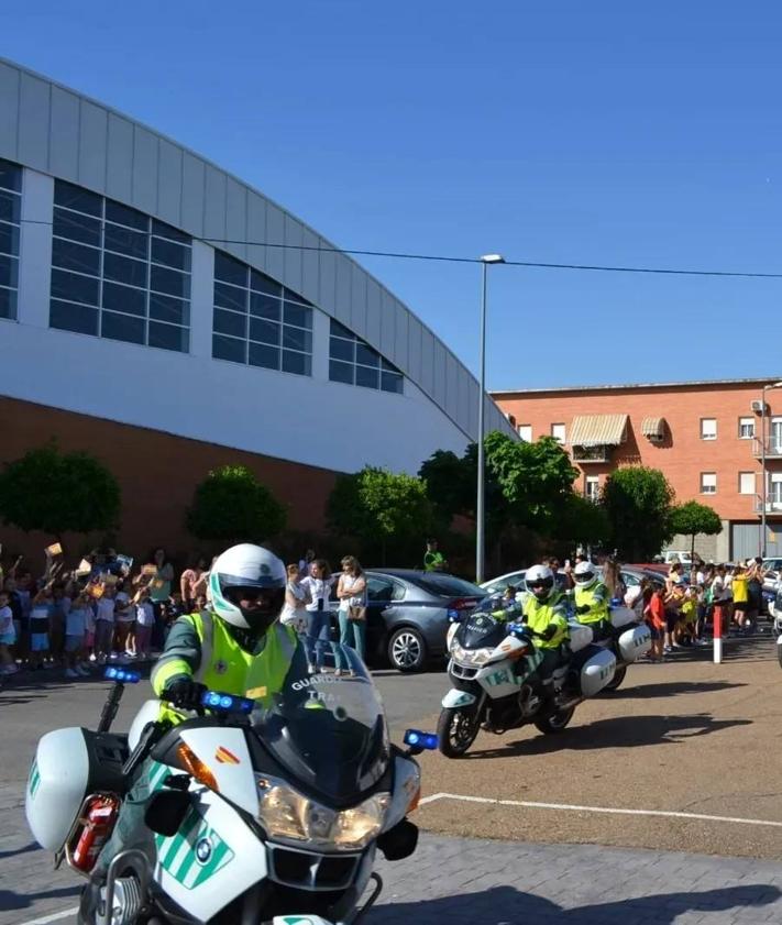 Imagen secundaria 2 - La Guardia Civil de Tráfico de Mérida visita a los pequeños de Zalamea de la Serena