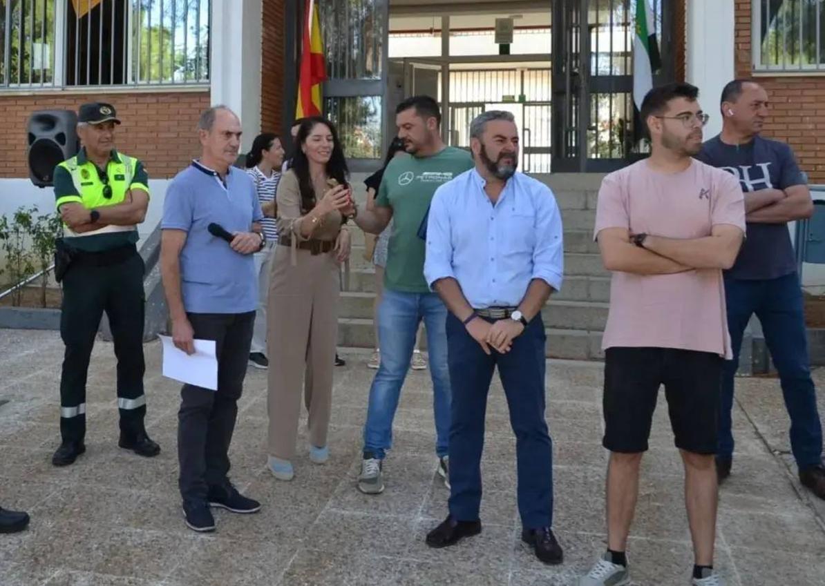 Imagen secundaria 1 - La Guardia Civil de Tráfico de Mérida visita a los pequeños de Zalamea de la Serena