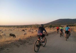 La AC Cancho Roano dedicaron la Quedada Cicloturista Nocturna a la memoria de José Fernández (Cruiff)