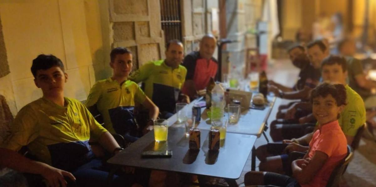 Imagen principal - La AC Cancho Roano dedicaron la Quedada Cicloturista Nocturna a la memoria de José Fernández (Cruiff)