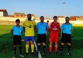Los capitanes de ambos clubes junto a los árbitros antes del comienzo del partido.