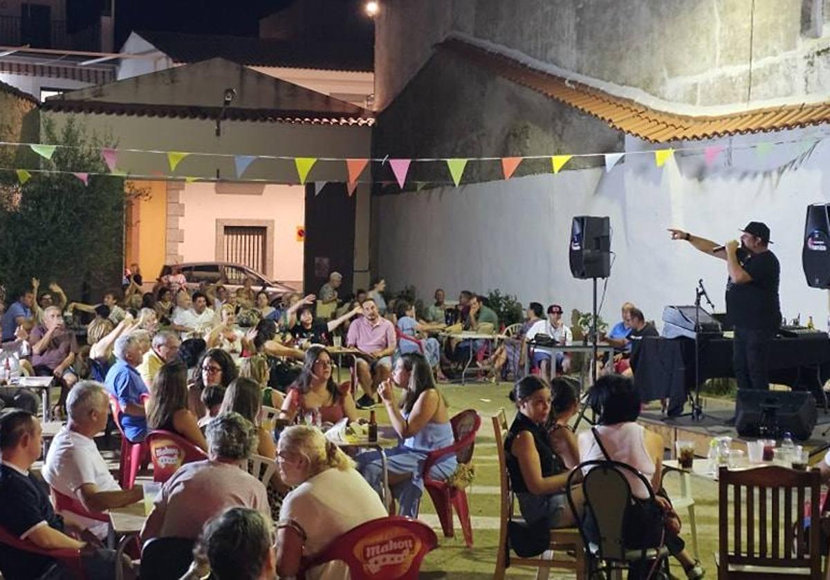 Imagen principal - El público llenó todas las actuaciones.