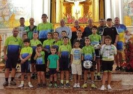 Fotografía de familia tras la ofrenda floral.