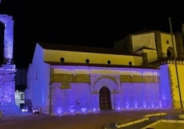 El color morado tiñó el Distylo ilipense y la fachada del Ayuntamiento por el 25N