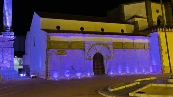 El color morado tiñó el Distylo ilipense y la fachada del Ayuntamiento por el 25N