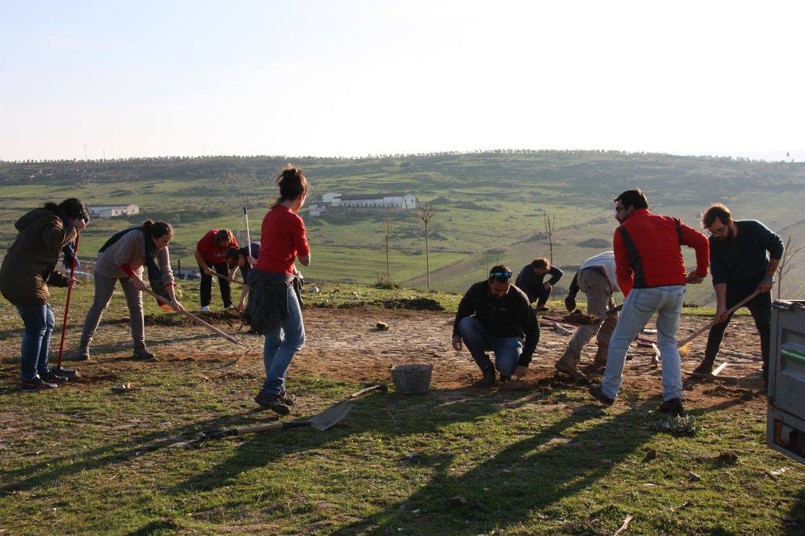 Los voluntarios trabajando en el lugar 