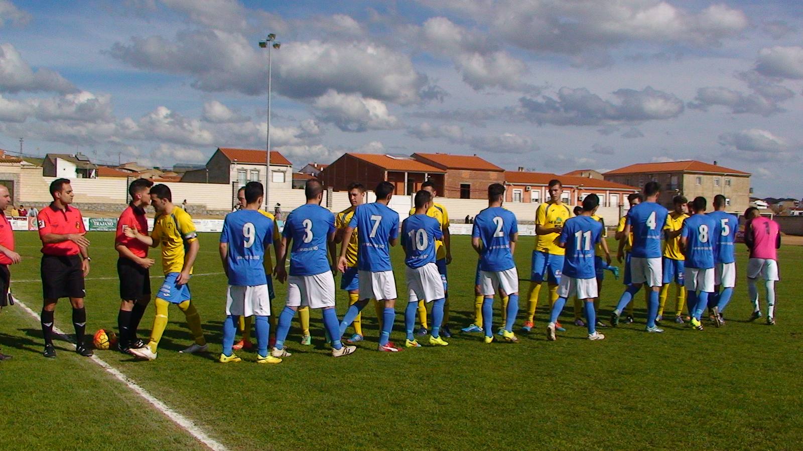 Durante el saludo de ambos equipos 