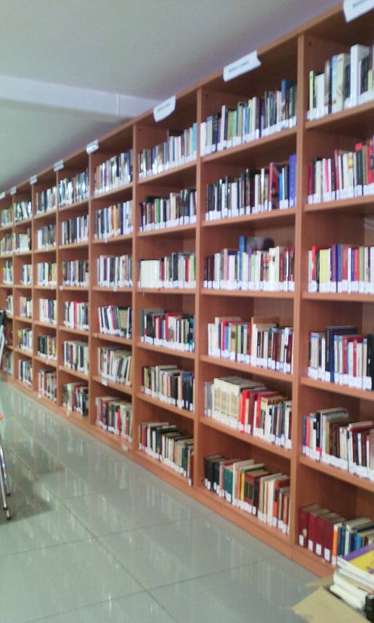 Una de las estanterías de la biblioteca Calderón de la Barca 