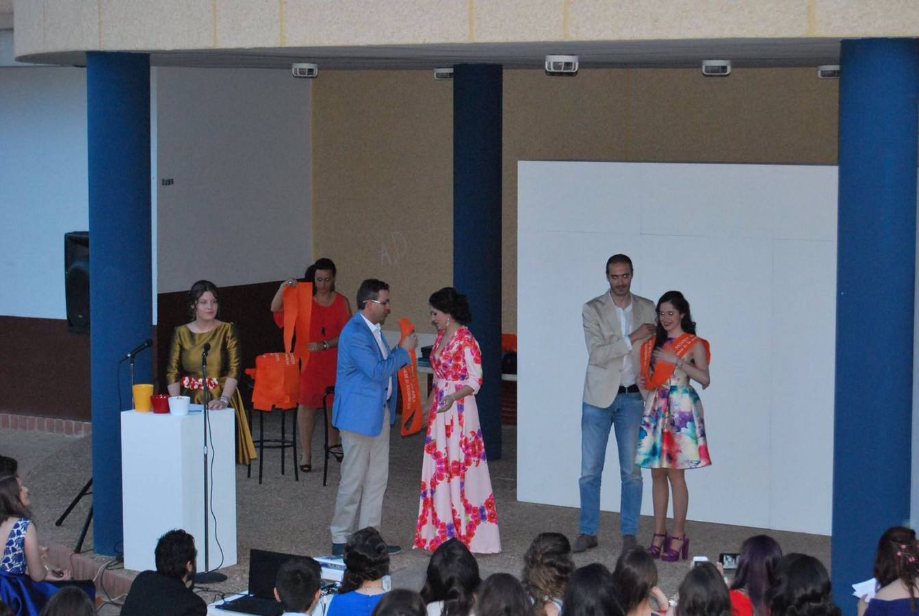 Durante la imposición de bandas a los alumnos 