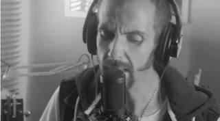 Jonathan durante el videoclip de su tema 