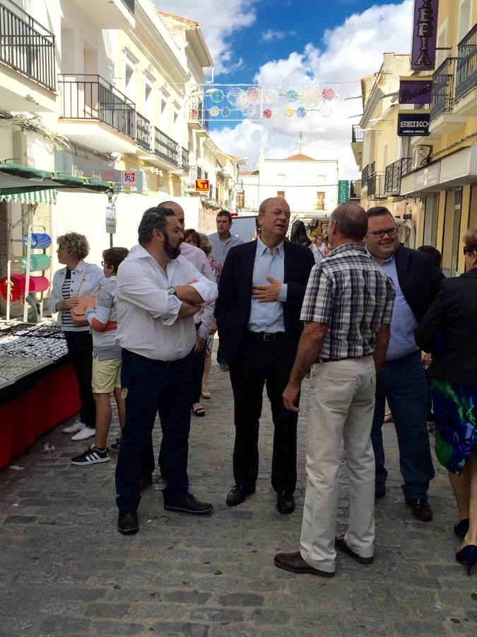 Monago hablando con algunos vecinos ilipenses 