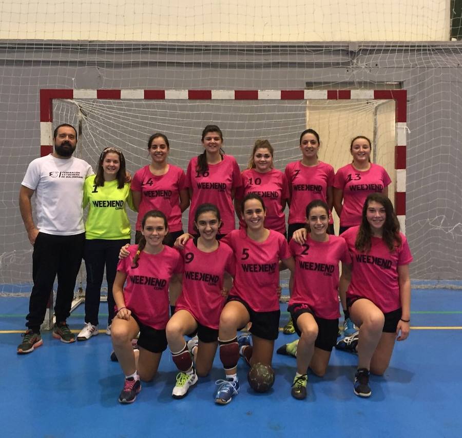 Las jugadoras junto a su entrenador en el Torneo Apertura 