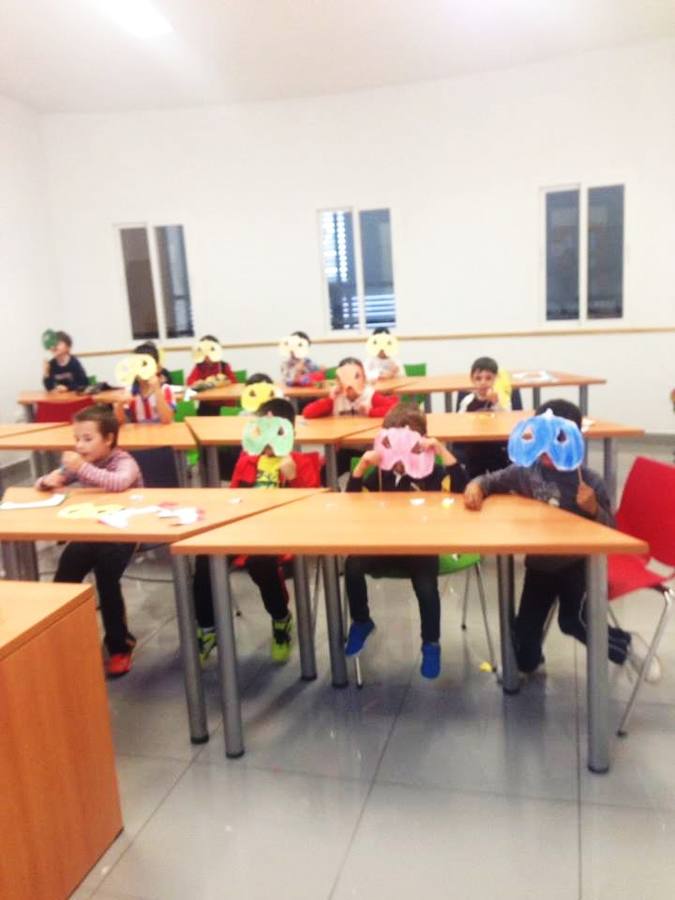 Algunos de los participantes con las máscaras que crearon ayer 
