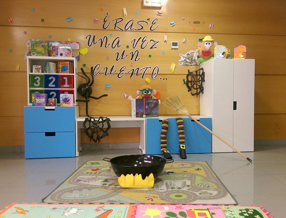 Aspecto que luce la biblioteca por Halloween 