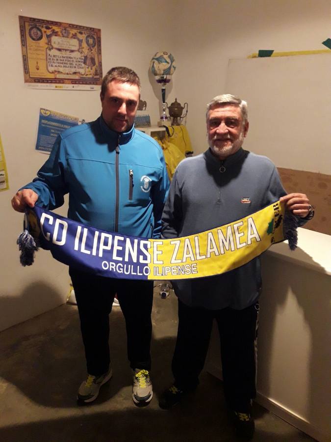 El presidente del club, Santiago Tamayo en la presentación del nuevo entrenador, José Clavente  