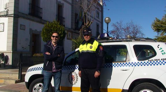 El alcalde ilipense durante la entrega del coche al cabo de la Policía Local  