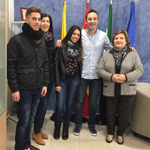 Los cuatro ganadores junto al alcalde tras la entrega de premios 