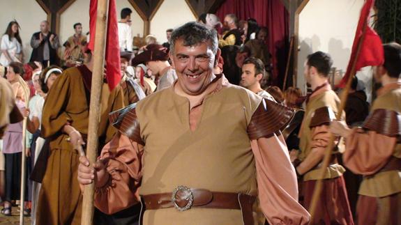 Tomás, de soldado, durante la representación de El alcalde de Zalamea 