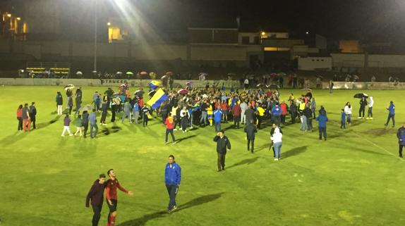 Los aficionados se lanzaron al campo para celebrar el resultado con su equipo 