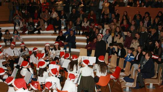 Actuación de la banda municipal de música en el centro cultural 