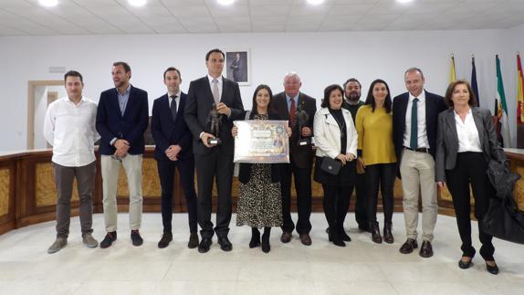 Las autoridades ilipenses y lebrijanas tras finalizar el acto 