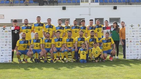 El conjunto senior junto al equipo técnico en el último partido  