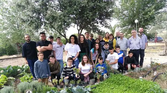 Los jóvenes junto a los docentes en el huerto ecológico 