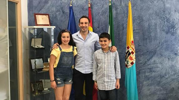 El alcalde recibió a Natalia Paredes y Manuel Murillo, mejores expedientes del colegio 