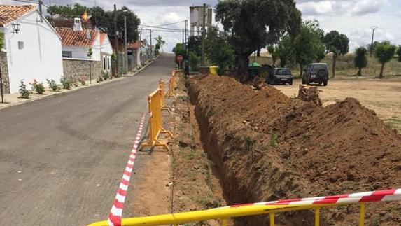 Las obras de la red eléctica del pueblo :: 