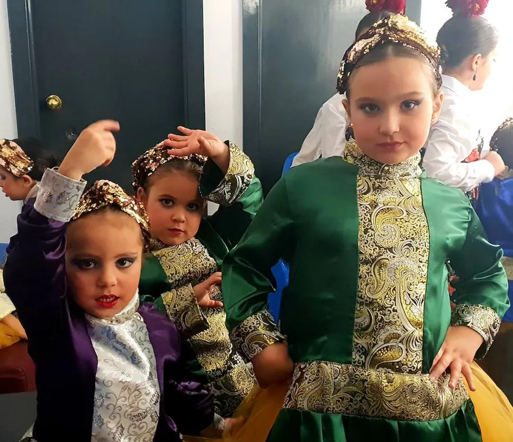 Un centenar de alumnos de la Escuela Municipal de Baile de Adra desfila por el escenario del Centro Cultural para bailar villancicos tradicionales