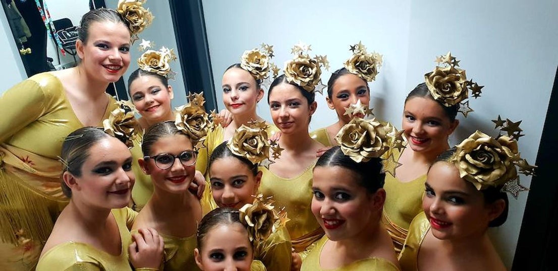 Un centenar de alumnos de la Escuela Municipal de Baile de Adra desfila por el escenario del Centro Cultural para bailar villancicos tradicionales