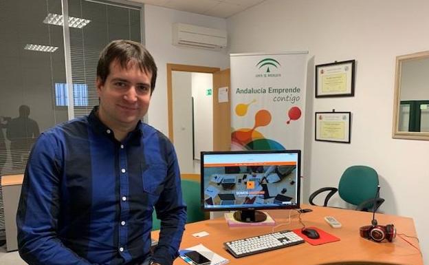 Un nuevo empresario aprovecha las instalaciones gratuitas del CADE de Berja