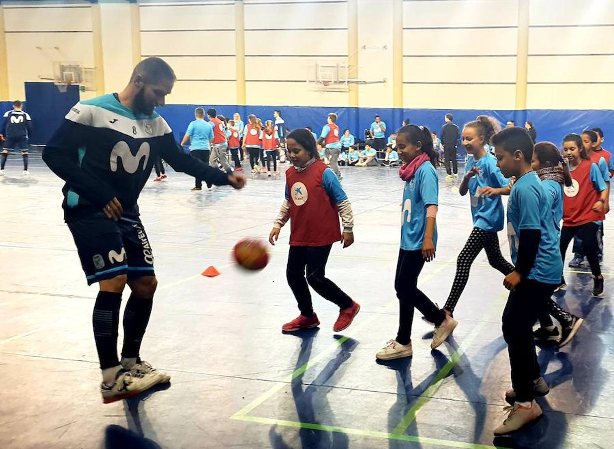 Bajo el hilo conductor del periodista Iñaki Cano, más de 600 niños de Adra han compartido toques de balón con los jugadores del equipo Movistar Inter FS